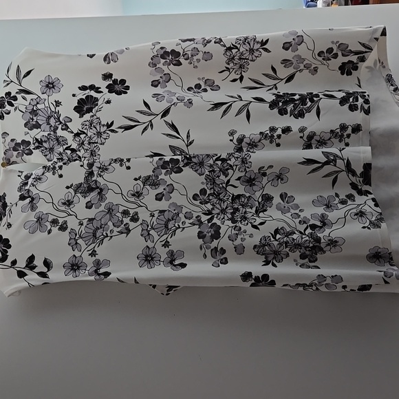 Calvin Klein Women's Floral Sleeveless Top - Black and White - Picture 5 of 6